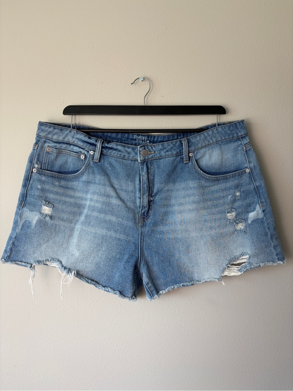 Time and Tru High Rise Light Wash Denim Distressed Shorts Size 20